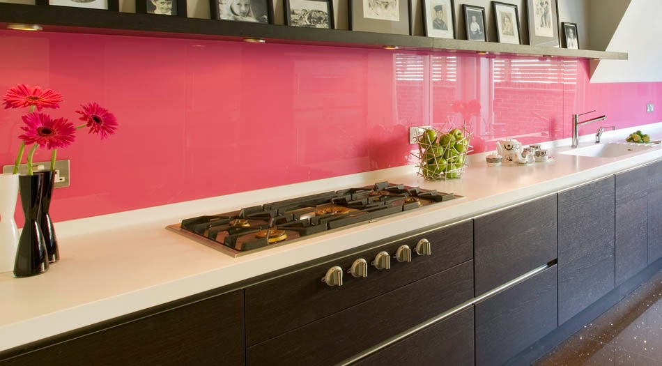 cocina-con pared-frontal-en-vidrio-designs.neillerner23-min