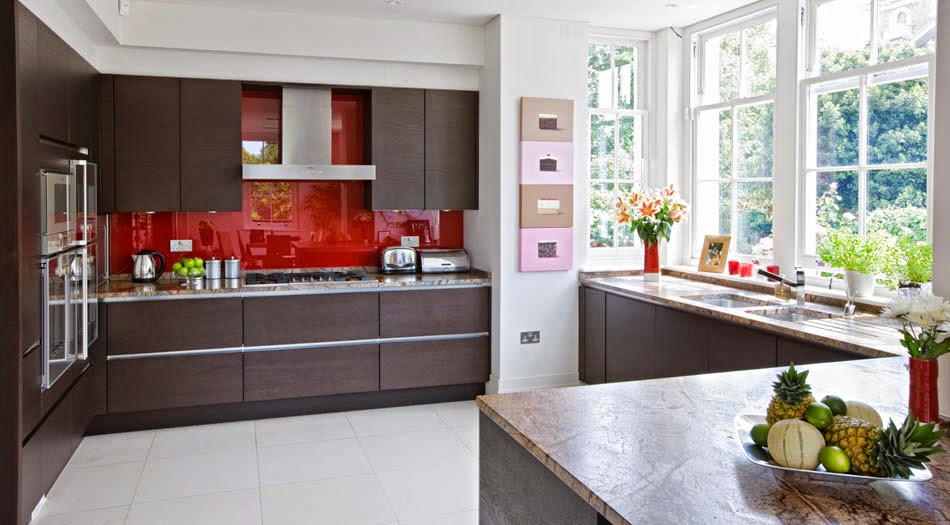 cocina-con pared-frontal-en-vidrio-designs.neillerner26-min